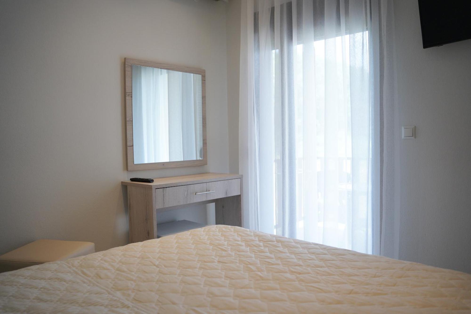 Hotel Lefkes Paralia Skotinis Exterior photo